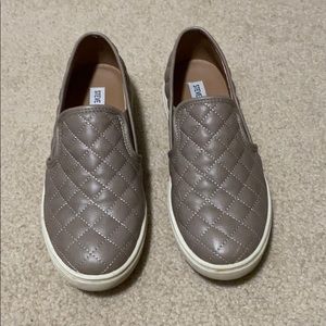 Steve Madden tan slip ons- Ecentrcq